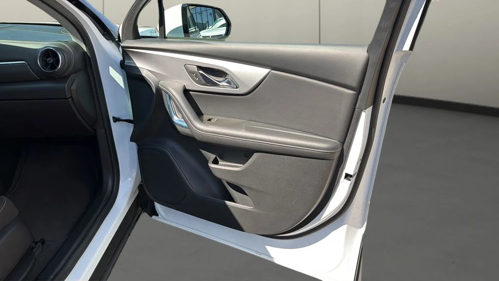 Used 2025 White Chevrolet LT image 16