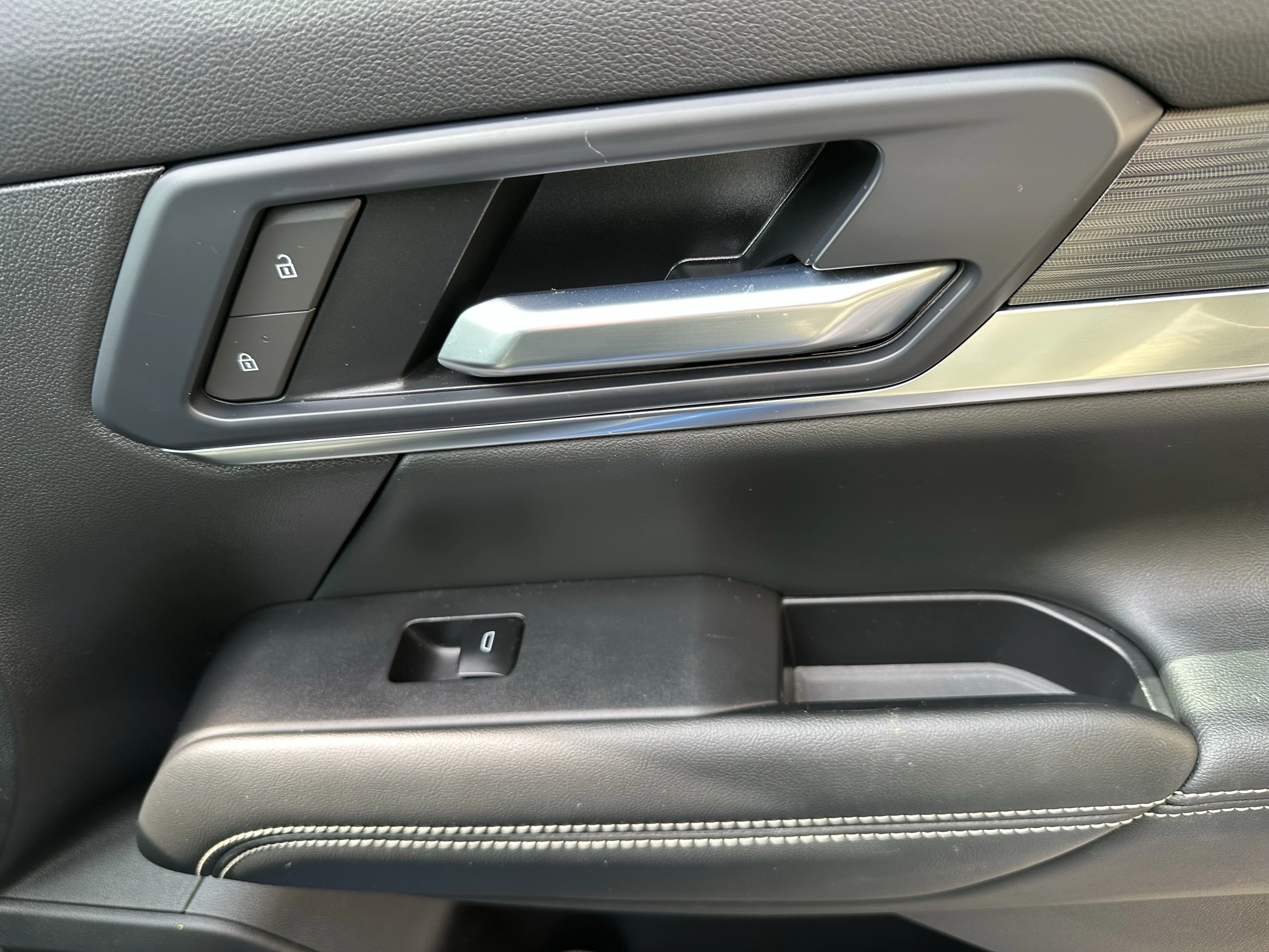 Certified Used 2025  GMC AWD Elevation image 20