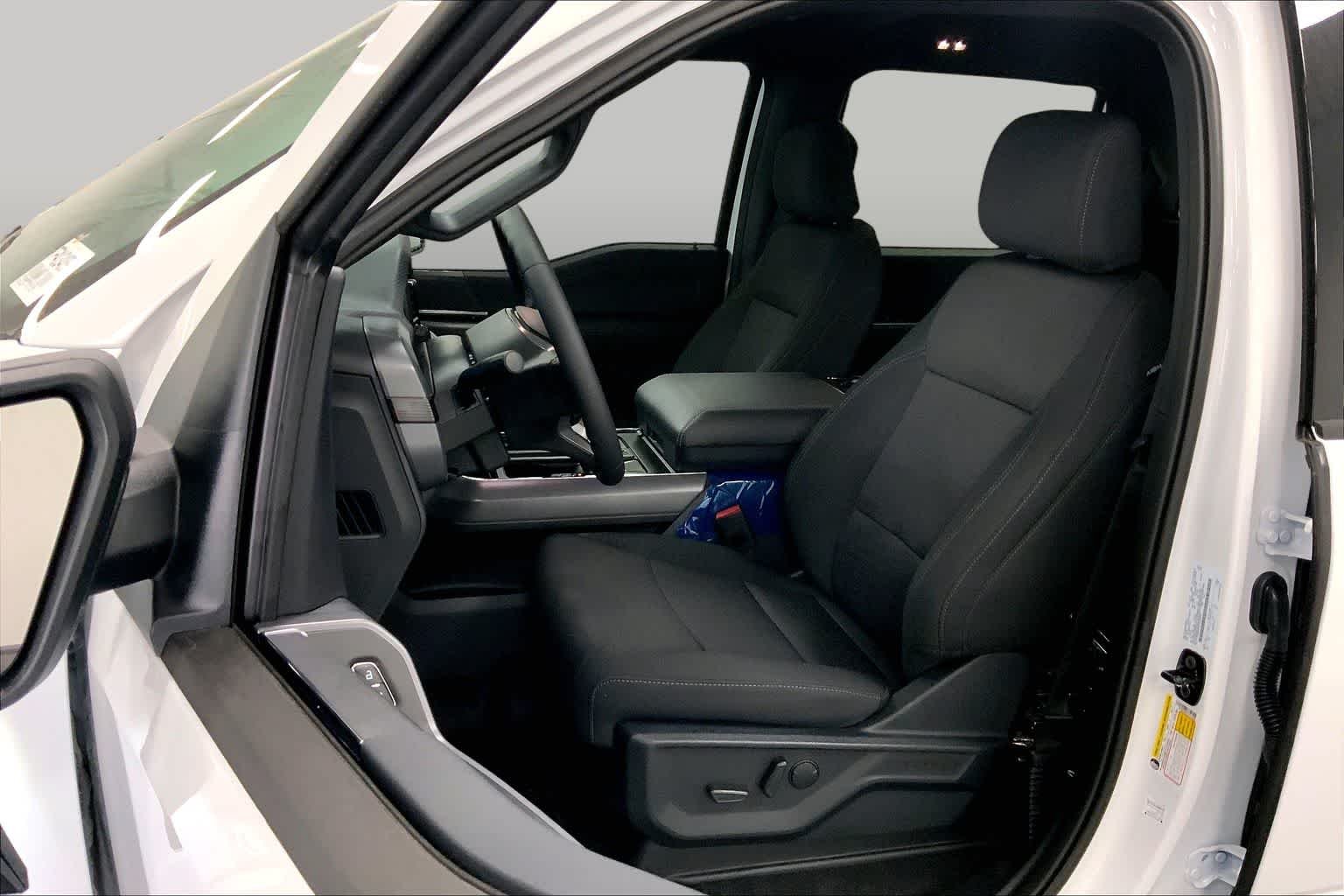 New 2026 Oxford White Ford XLT image 8