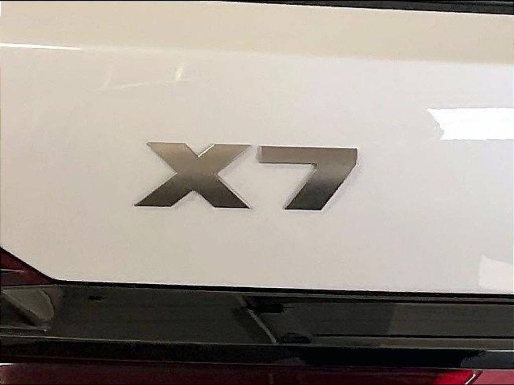 Used 2022 White BMW M50i image 30