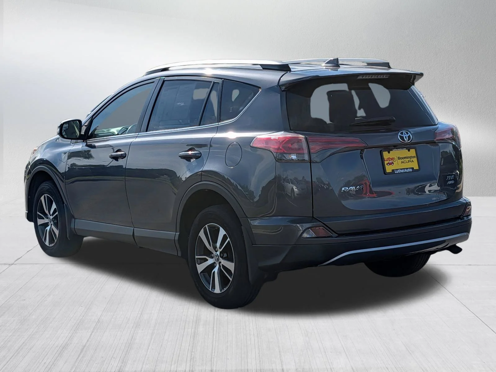Used 2017 Magnetic Gray Metallic Toyota XLE image 5