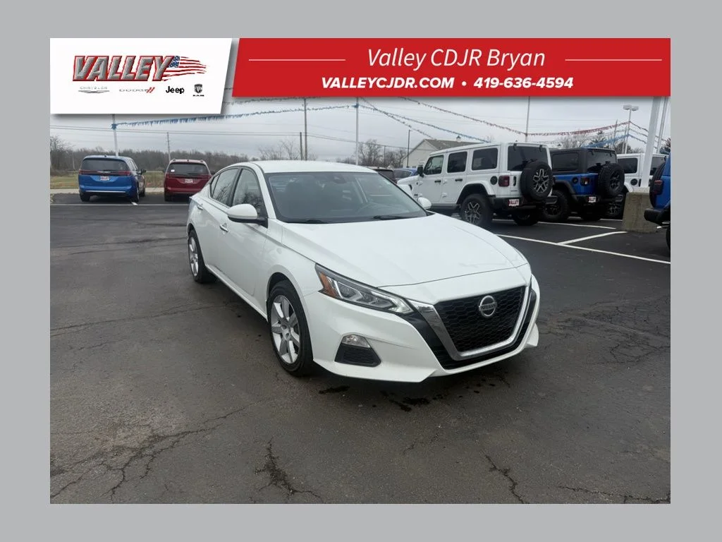 Used 2022 White Nissan 2.5 image 1