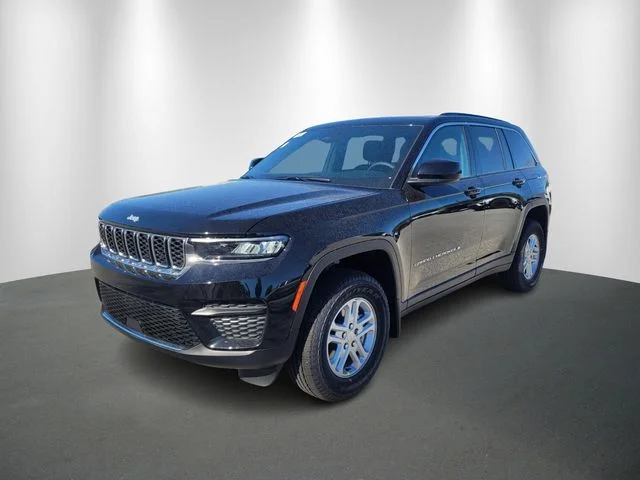 New 2025 Diamond Black Crystal Pearl-Coat Exterior Paint Jeep Laredo image 2