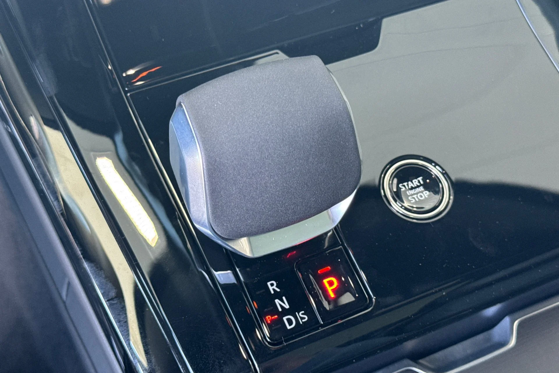 New 2026 Santorini Black Land Rover Dynamic SE image 24