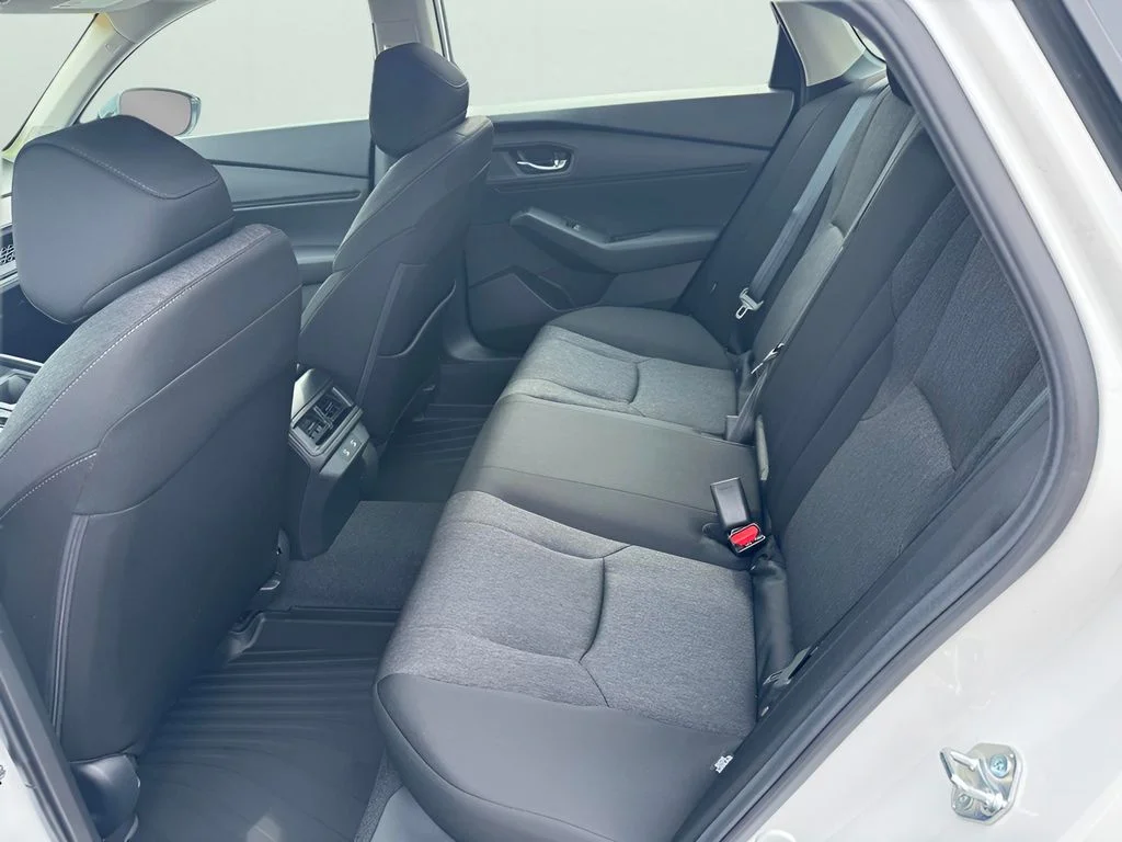 Used 2025 Platinum White Pearl Honda SE image 9