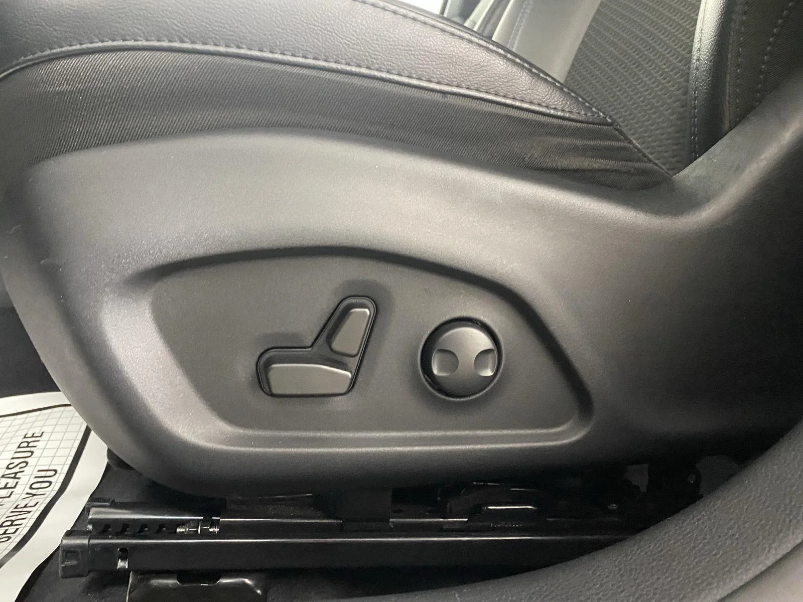 Used 2023 Diamond Black Crystal Pearlcoat Jeep Latitude image 14