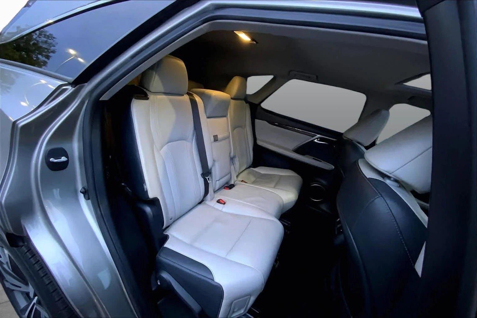 Used 2018 Atomic Silver Lexus  image 17