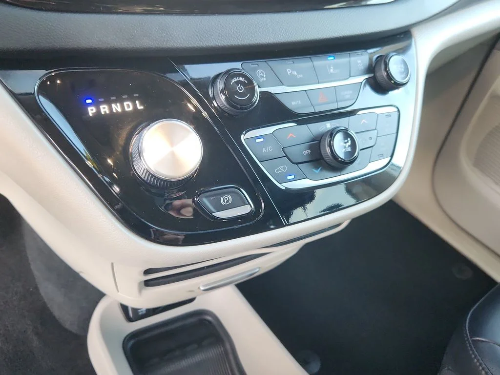 Used 2024 Silver Chrysler Touring L image 22