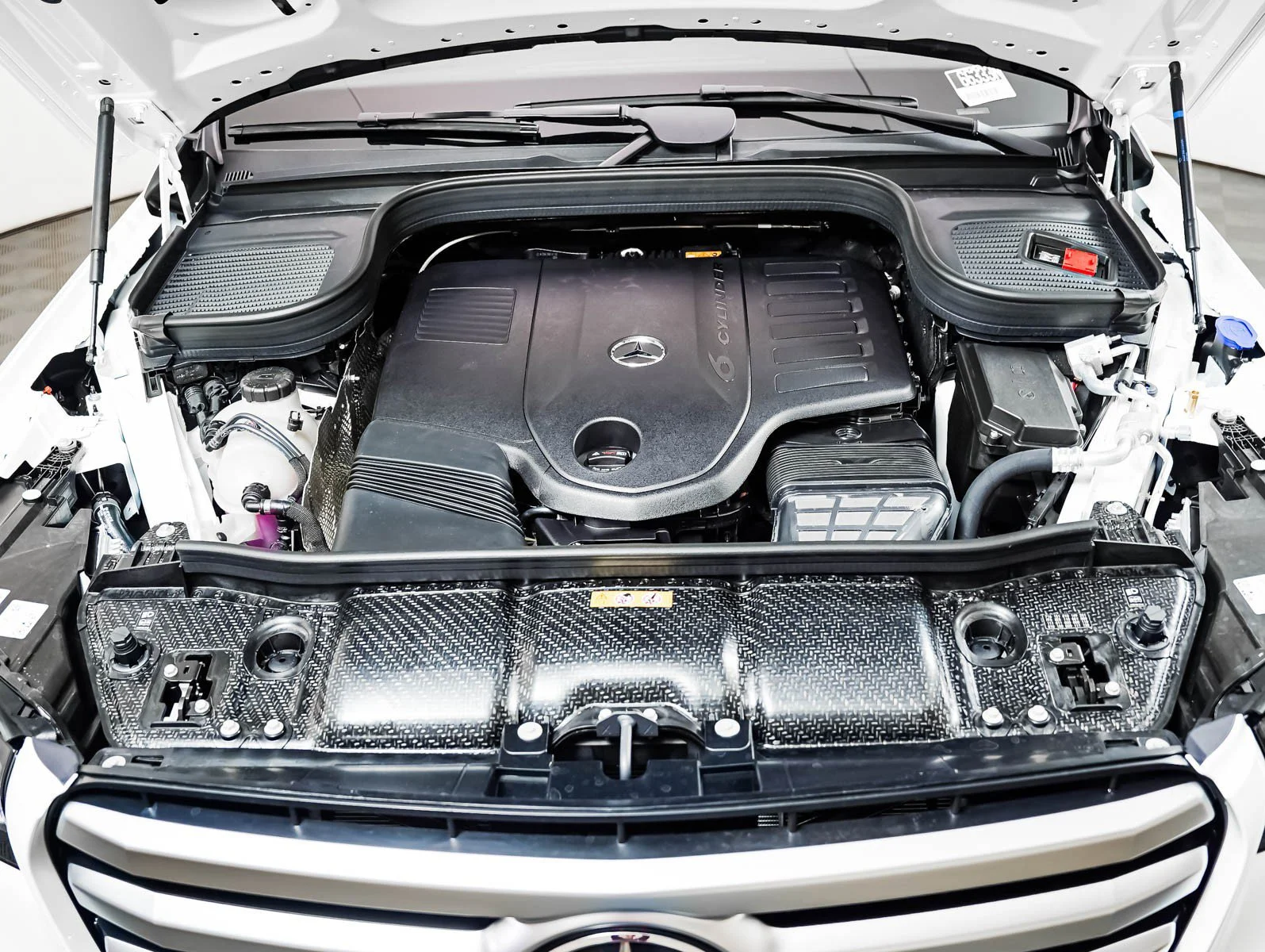 New 2026 Polar White Mercedes-Benz 4MATIC® image 4
