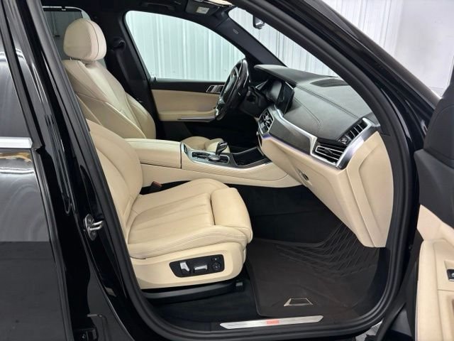 Used 2022 Black BMW sDrive40i image 28