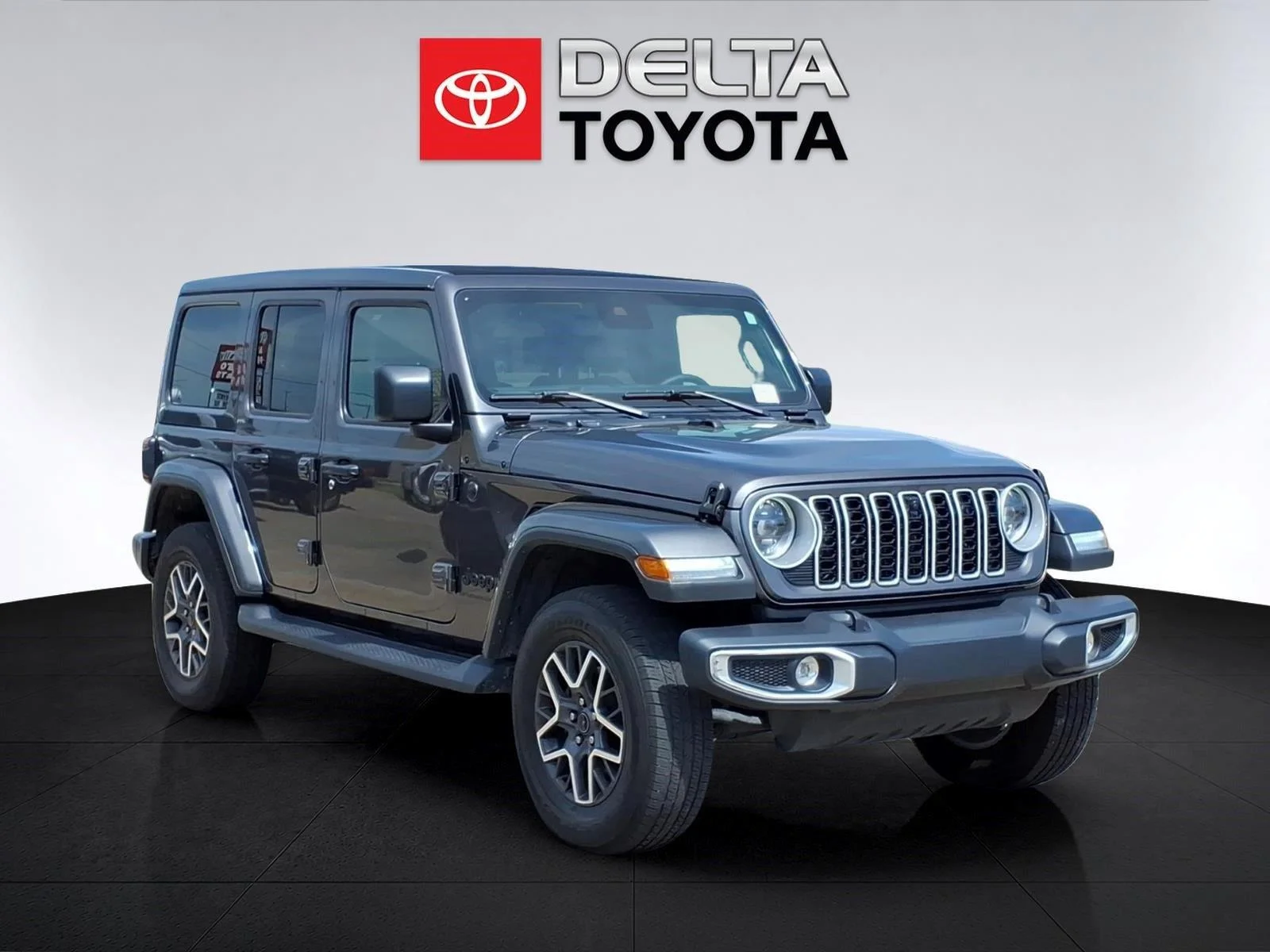 Used 2025 Granite Crystal Metallic Clearcoat Jeep Sahara image 7