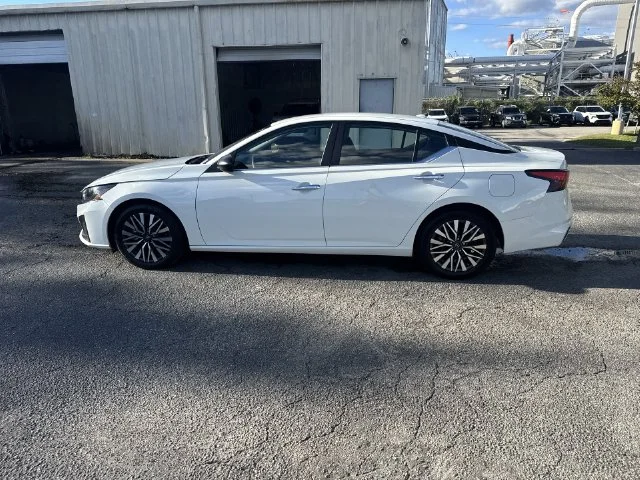 Used 2025 White Nissan 2.5 SV image 8
