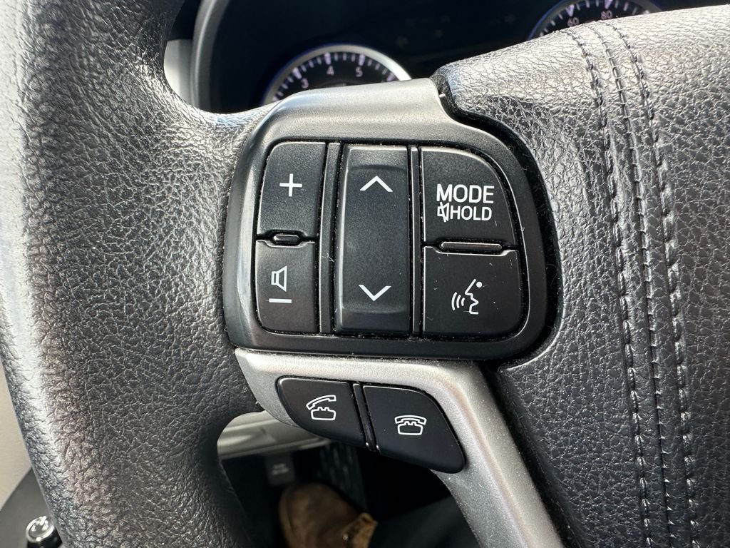 Used 2016 White Toyota LE image 21