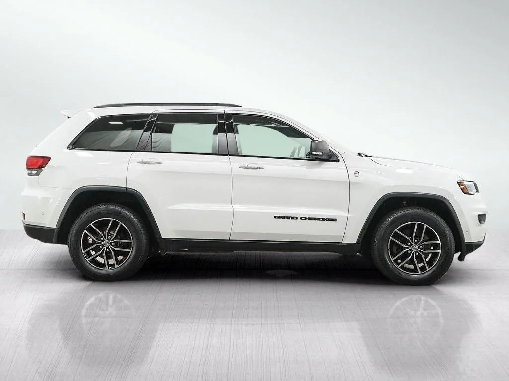 Used 2018 Bright White Clearcoat Jeep Trailhawk image 7