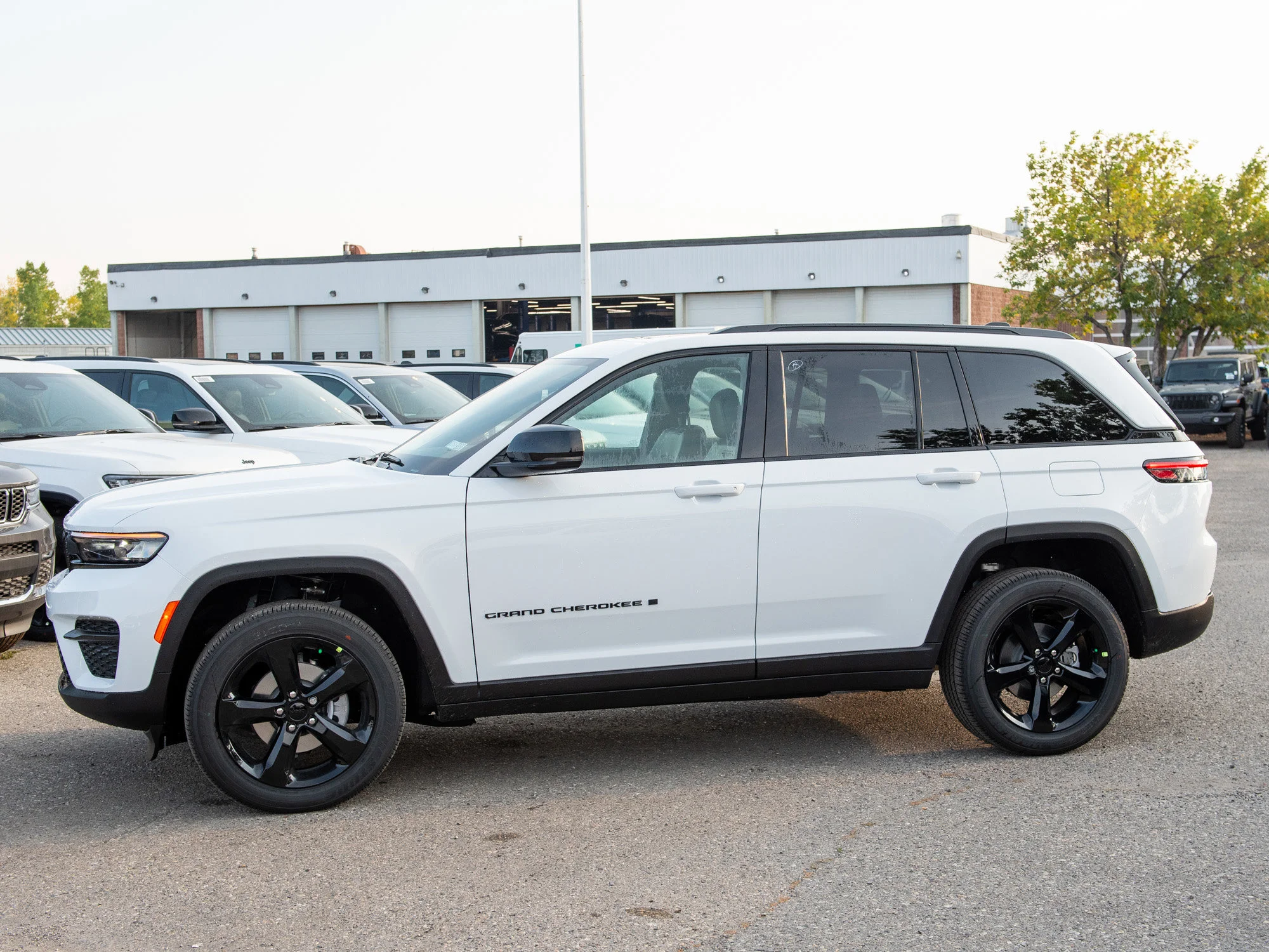 New 2025 White Jeep Altitude* 4x4, Sunroof, Trailer Tow Pkg, Remote Start image 2