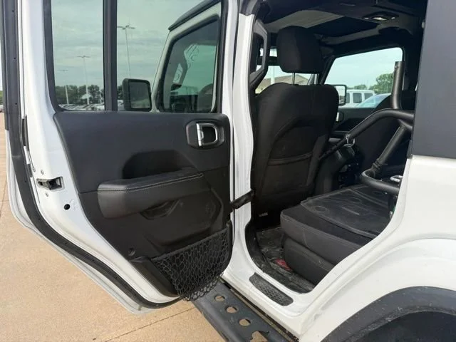 Used 2018 White Jeep Sahara image 17