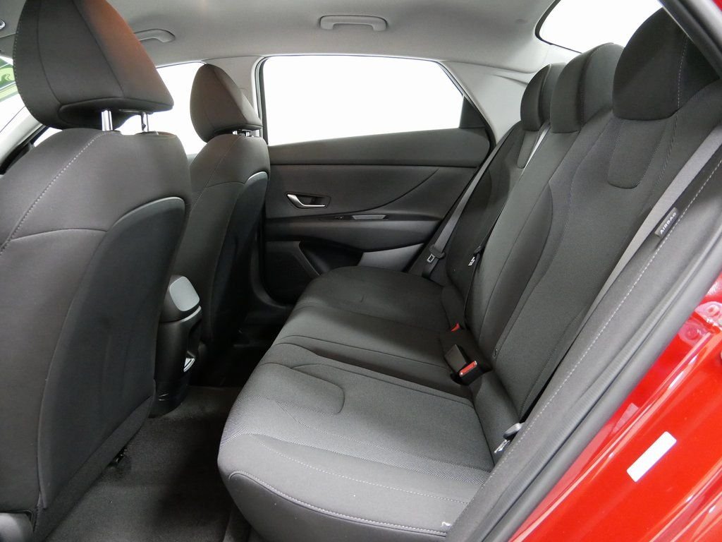 2025 Hyundai Elantra SE - Photo 12