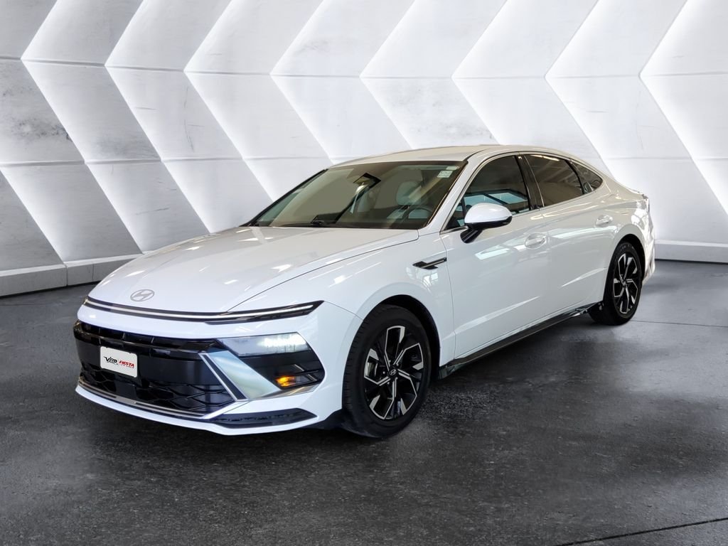Used 2024 White Hyundai SEL image 3