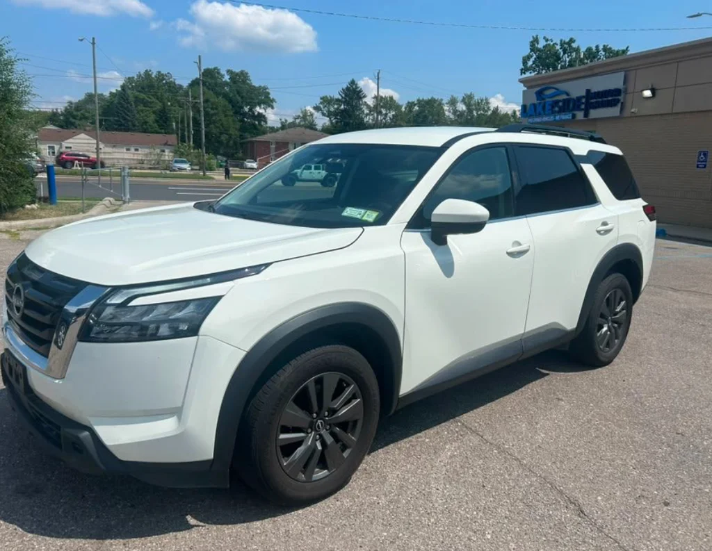Used 2024 Glacier White Nissan SV image 1