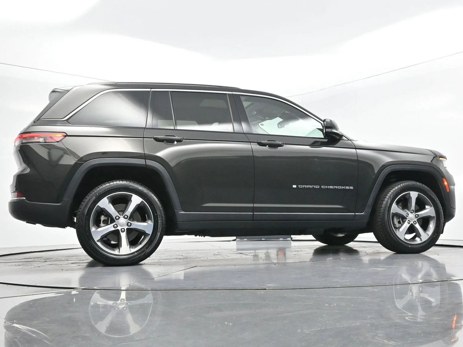 Used 2023 Rocky Mountain Pearlcoat Jeep 4xe image 53