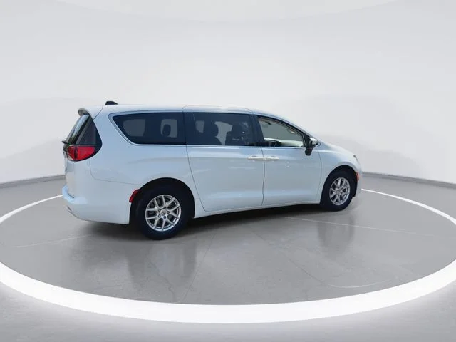 Used 2021 White Chrysler L image 9