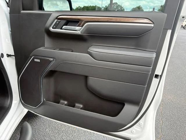Used 2025 Summit White Chevrolet RST image 14
