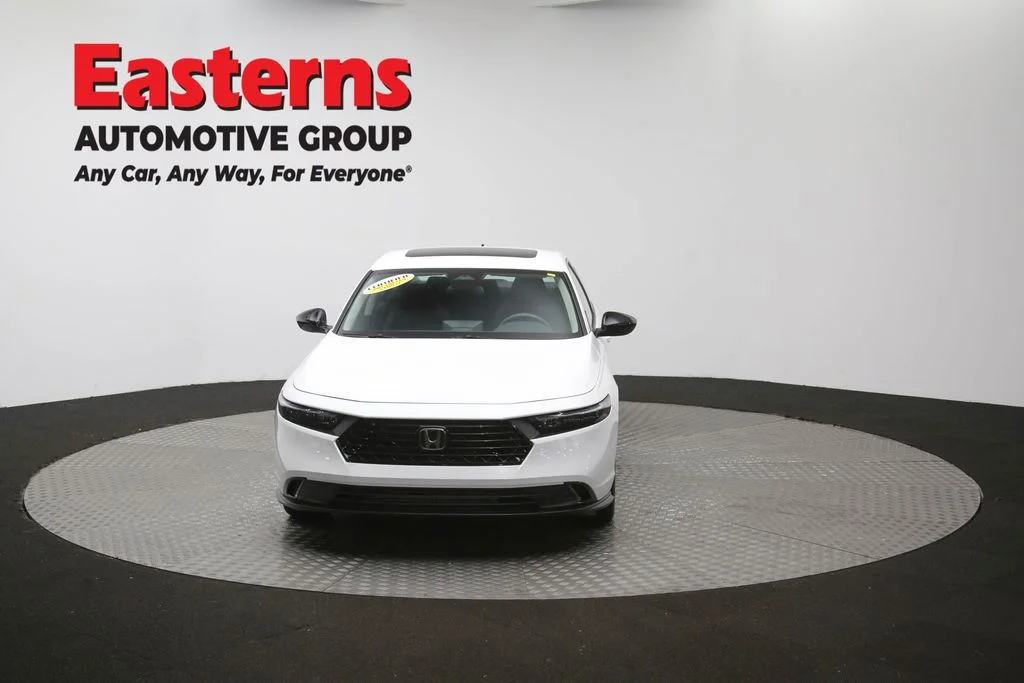 Used 2025 White Honda SE image 51
