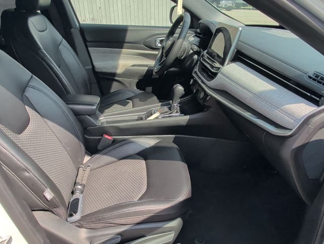 Used 2024 White Jeep Latitude image 28