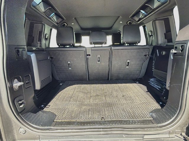 Used 2023  Land Rover SE image 12