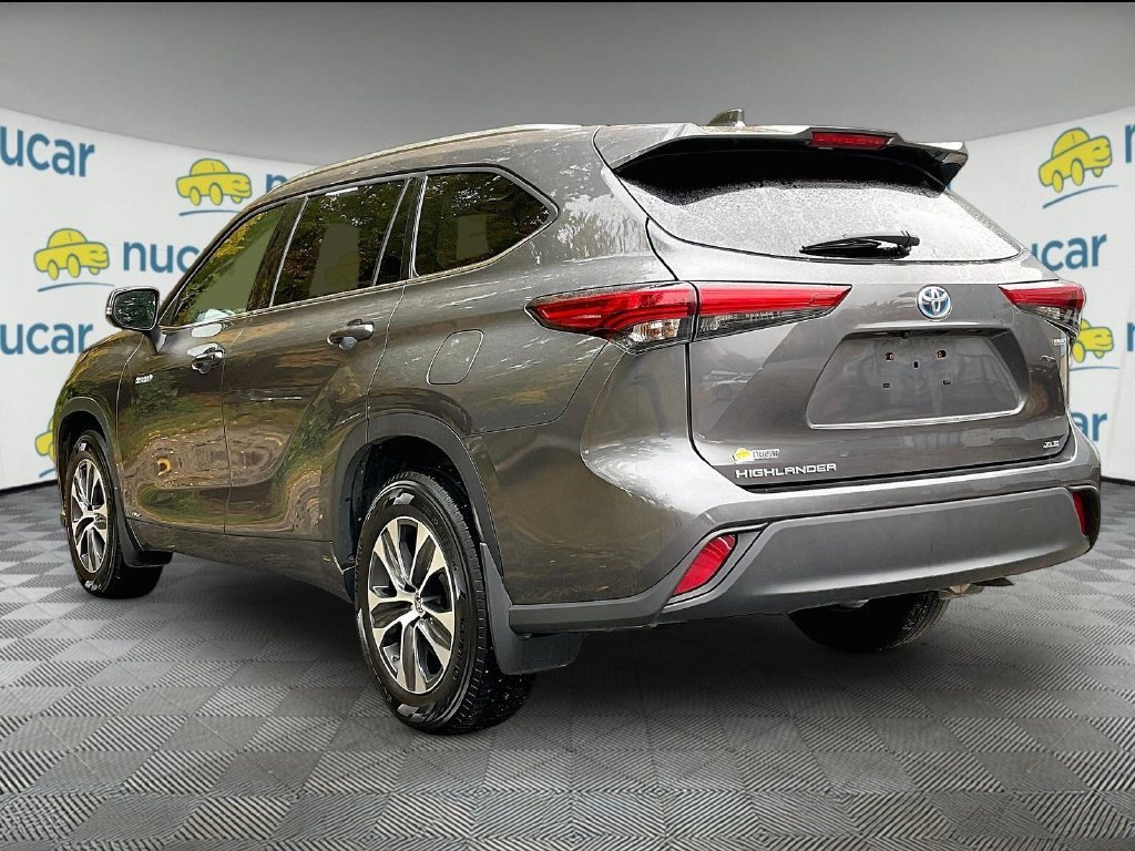 Used 2021 Magnetic Gray Metallic Toyota XLE image 4