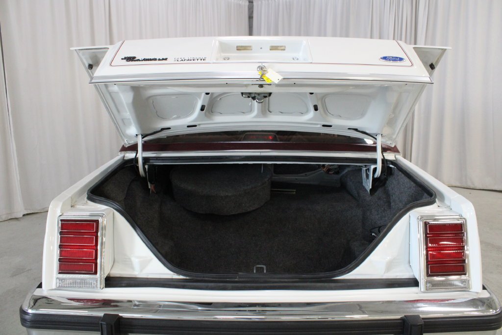 Used 1987 White Ford LX image 28