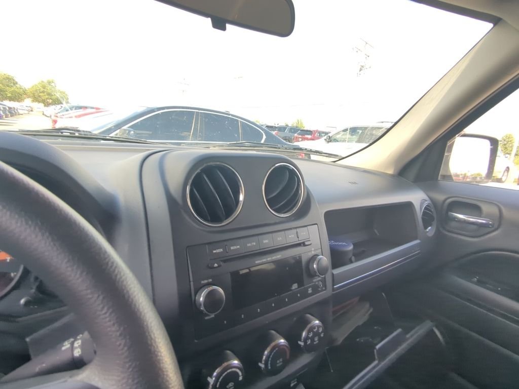 Used 2015 Billet Silver Metallic Clearcoat Jeep Sport image 5