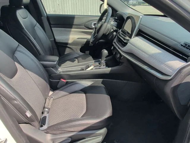 Used 2024 White/off-white Jeep Latitude image 28