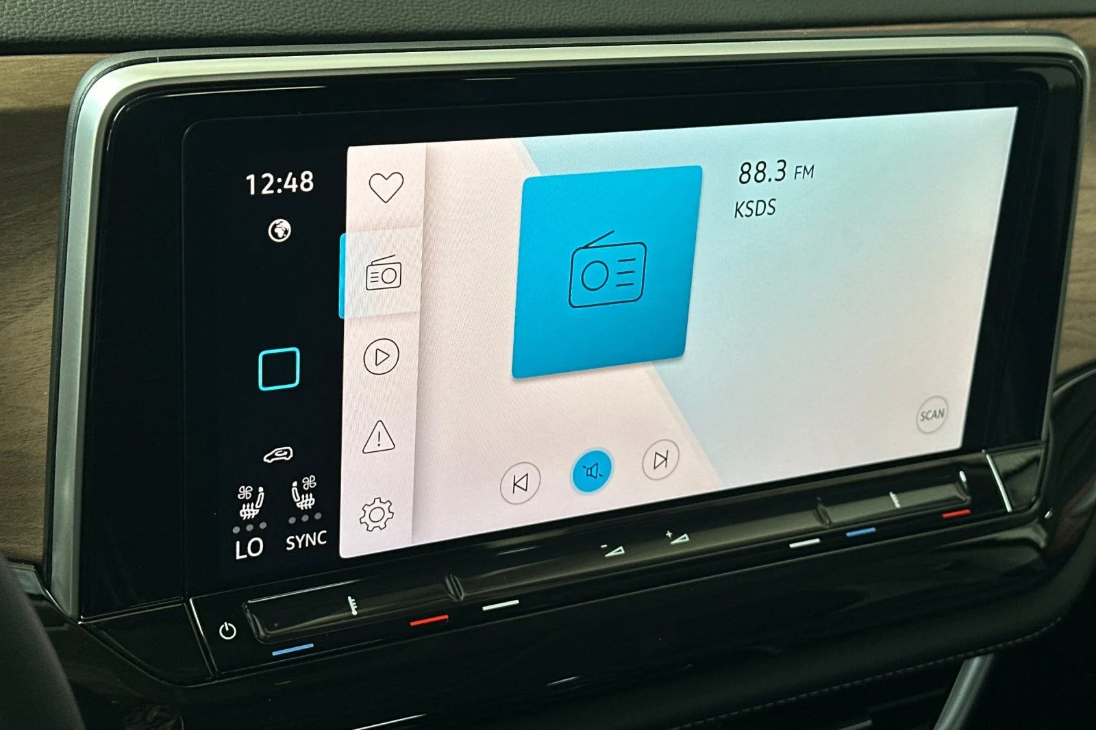 New 2026 Black Volkswagen 2.0T SE w/Technology image 17
