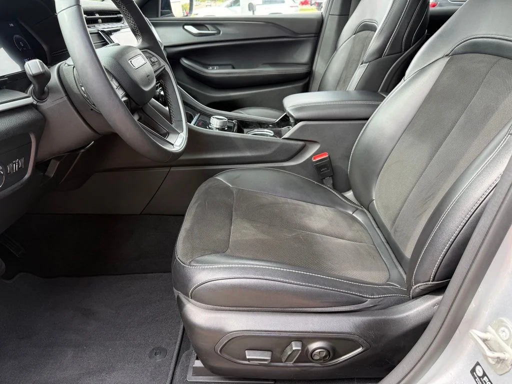 Used 2023 Silver Jeep Altitude image 21