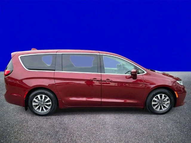 Certified Used 2022 Velvet Chrysler Touring L image 2