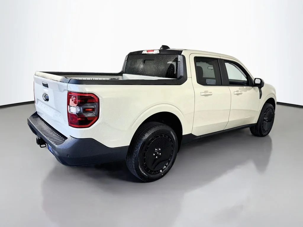 Used 2025 Sand Ford Lariat image 7