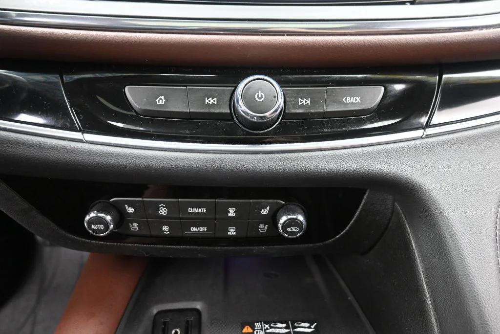 Used 2018 White Buick Avenir image 23