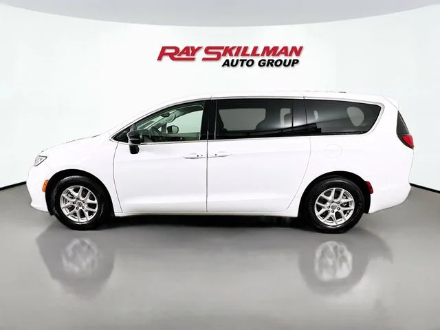Used 2024 White Chrysler Touring L image 4