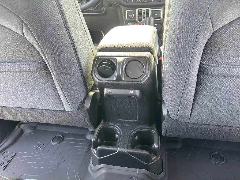 2025 Jeep Wrangler 4-Door Willys - Photo 11