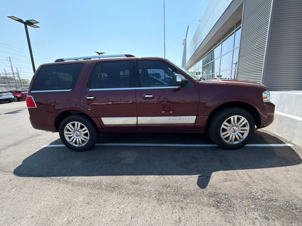 Used 2012 Red Lincoln Base image 3