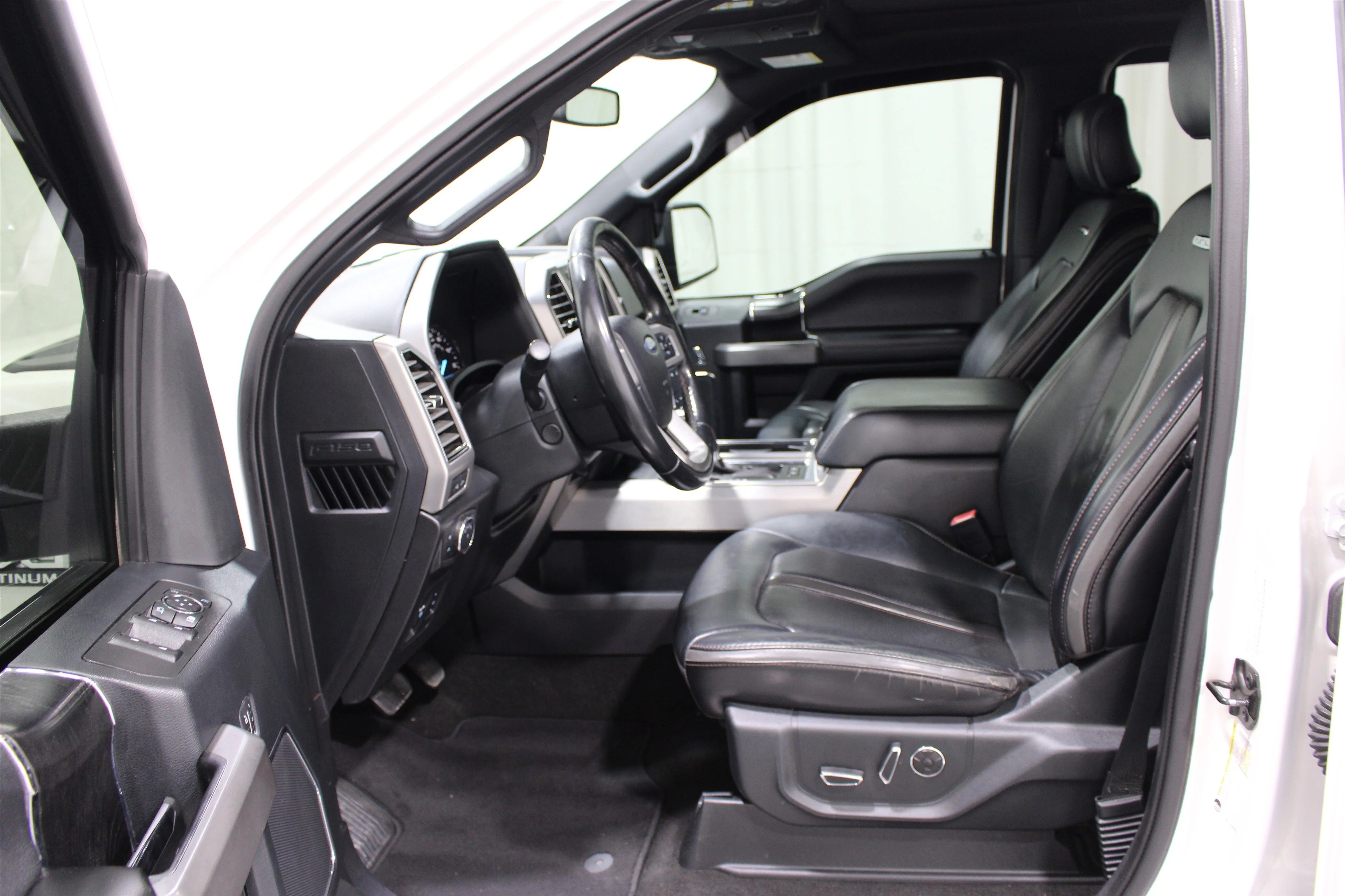 Used 2019 White Platinum Metallic Tri-Coat Ford Platinum image 3