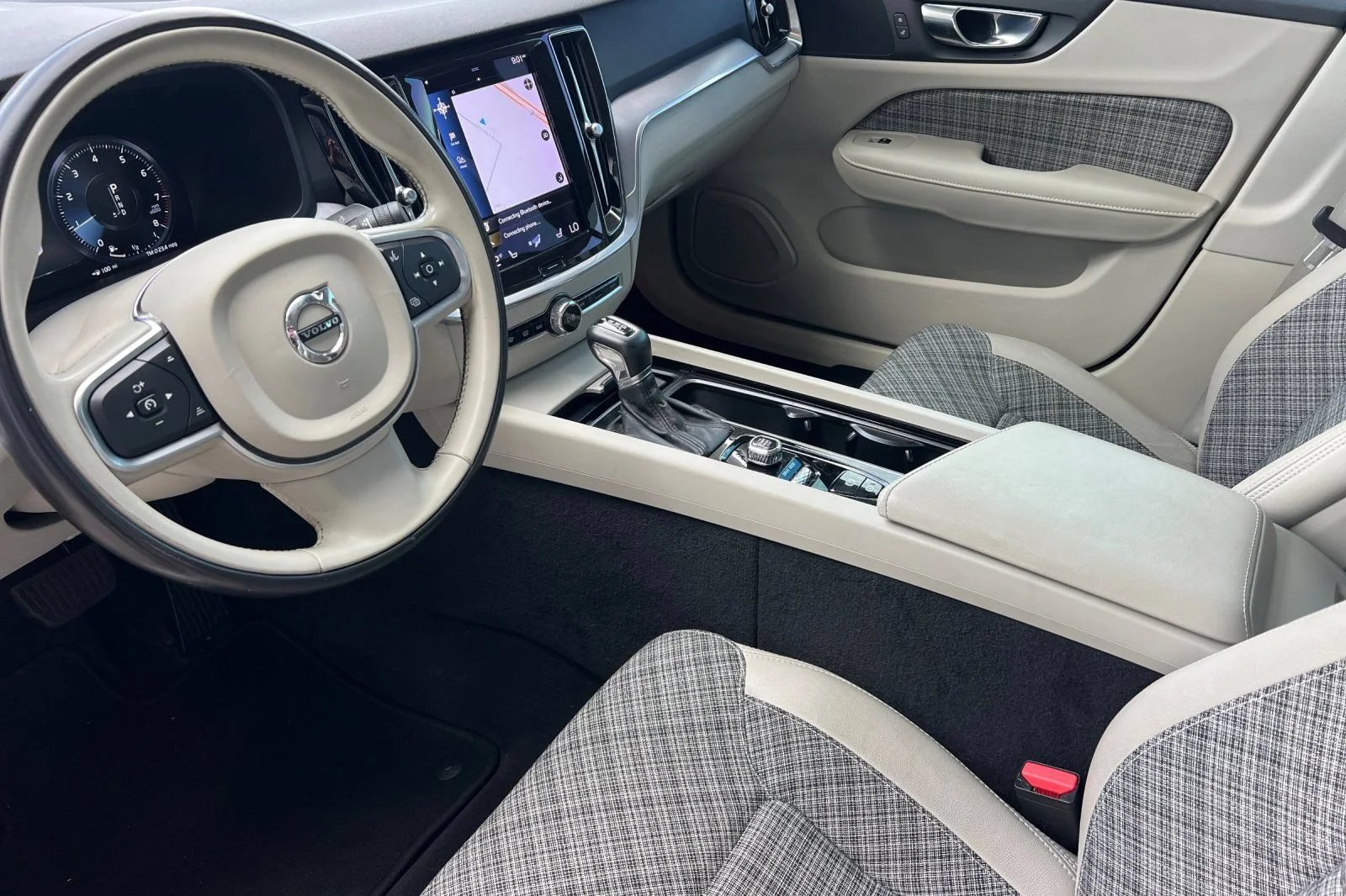 Used 2021 Gray Volvo Momentum image 10