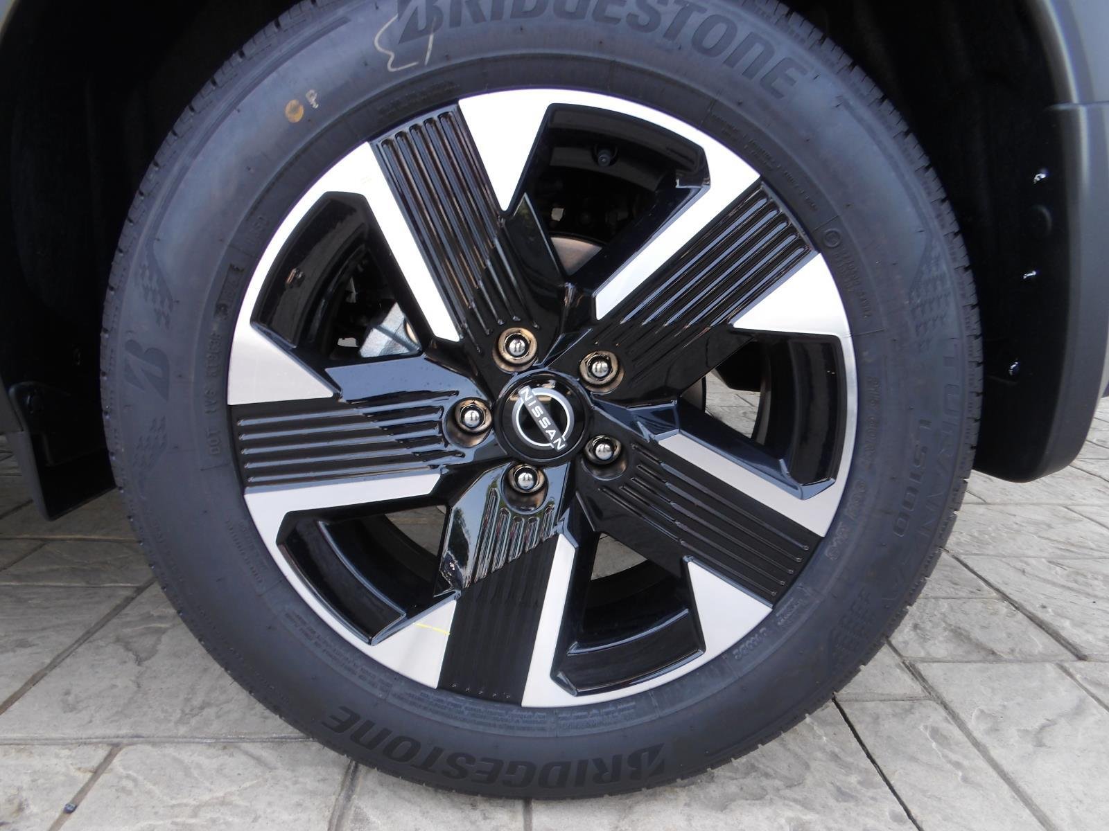 New 2026 Aspen White TriCoat / Super Black Two-tone Nissan SV image 12