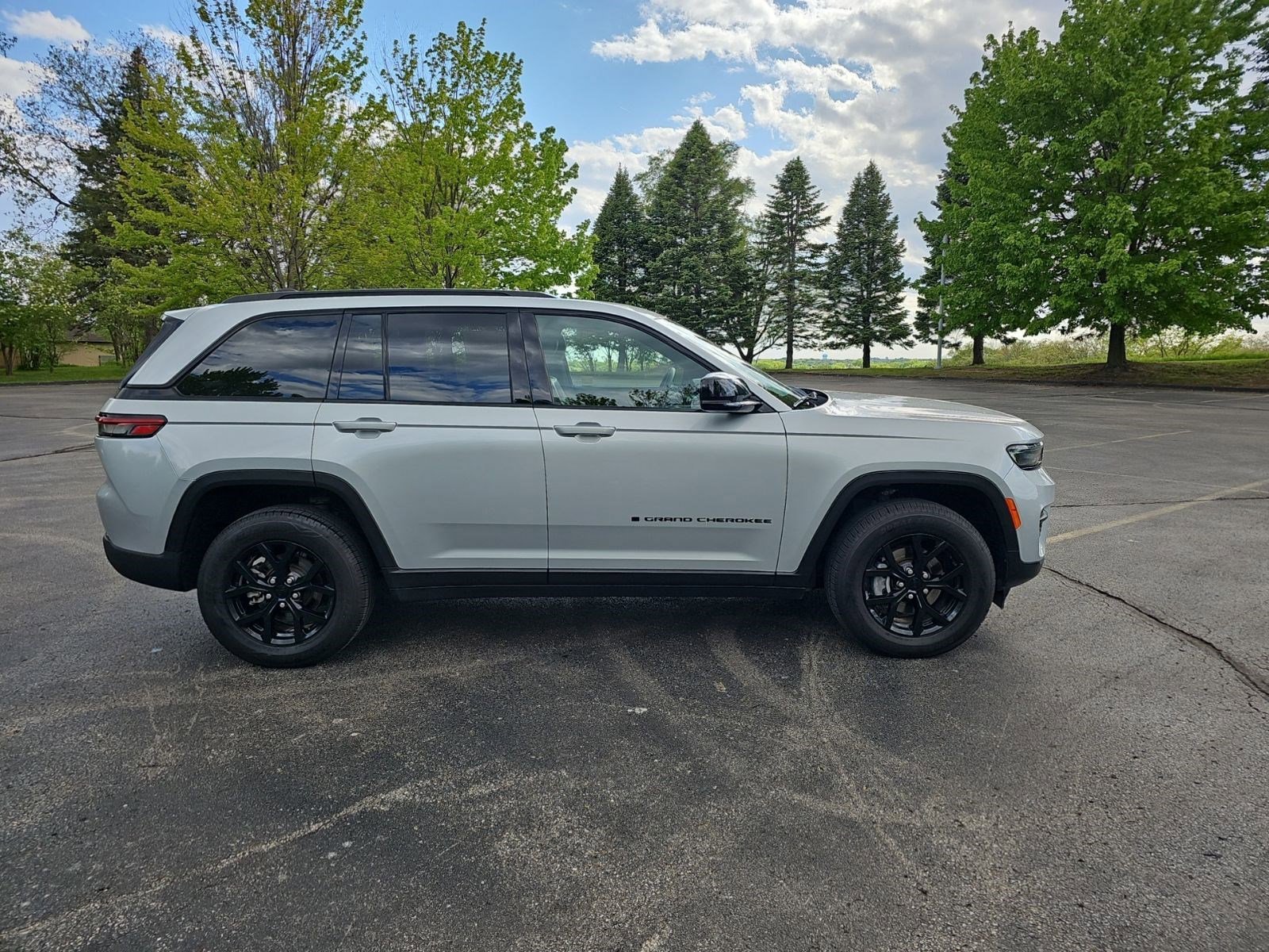 Certified Used 2024 Silver Zynith Jeep Altitude image 6