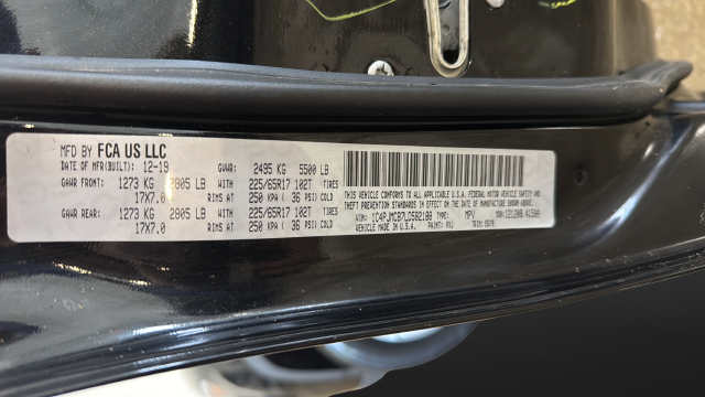 Used 2020 Diamond Black Crystal Pearlcoat Jeep Latitude image 27
