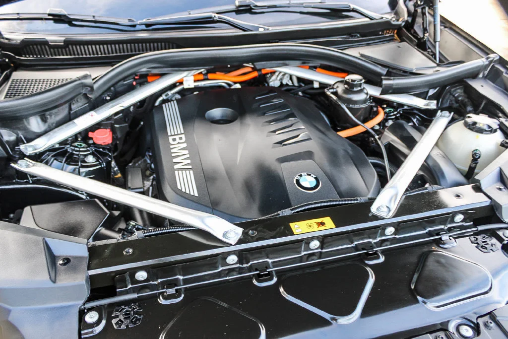 Used 2025 Black BMW xDrive50e image 27