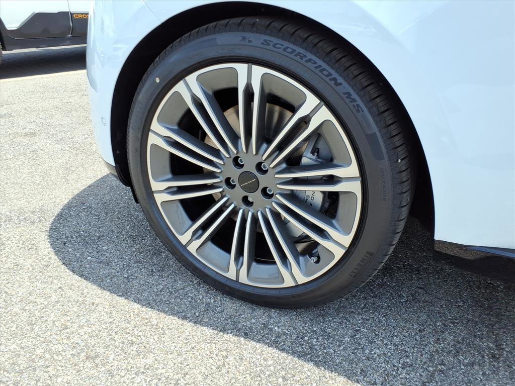 New 2026 Fuji White Land Rover SE image 9