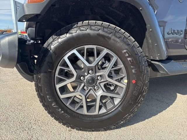 New 2026 Granite Crystal Metallic Clear-Coat Exterior Paint Jeep Sahara image 12