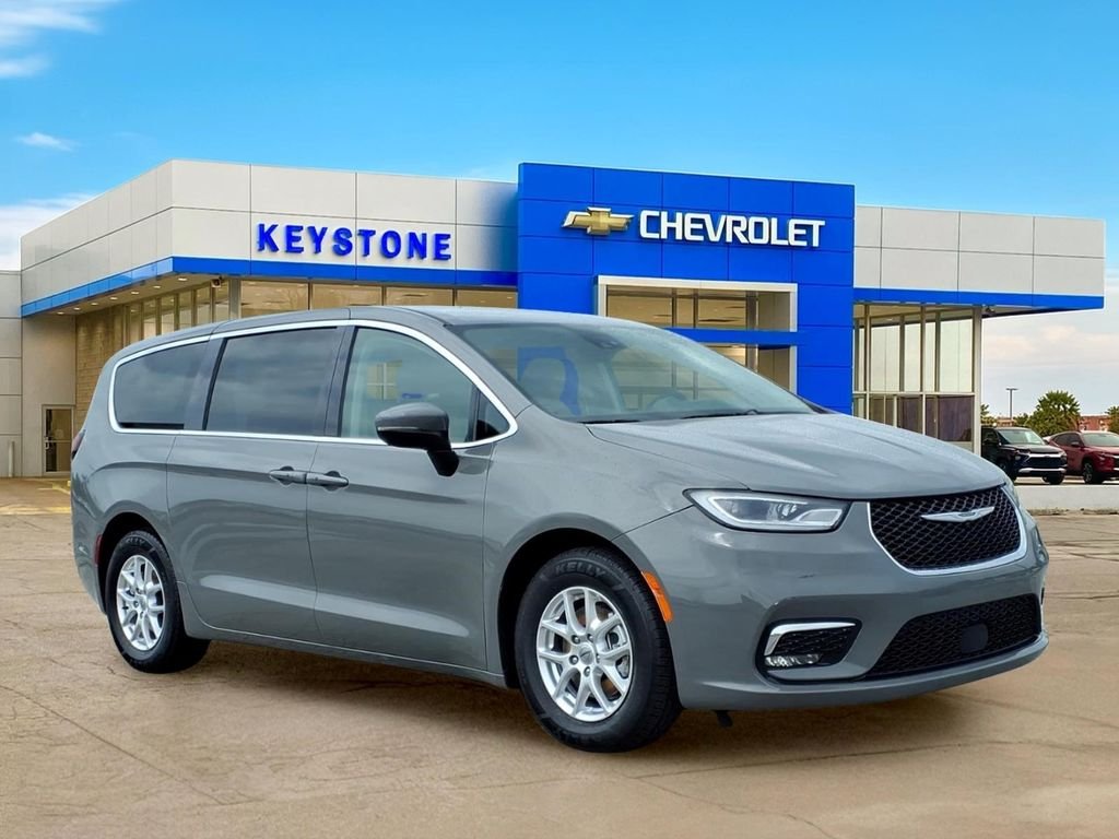 2023 Chrysler Pacifica Touring L's photo